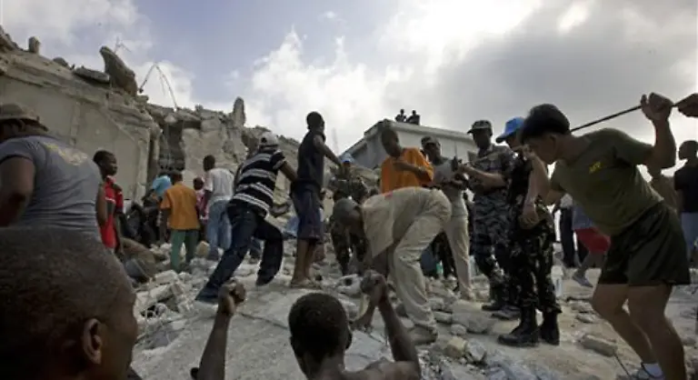 Augenzeugen-berichten-dass-der-erste-Stock-der-Schule-im-Elendsviertel-Ption-Ville-am-Rande-der-Hauptstadt-Port-au-Prince-waehrend-des-Unterrichts-zusammenbrach-und