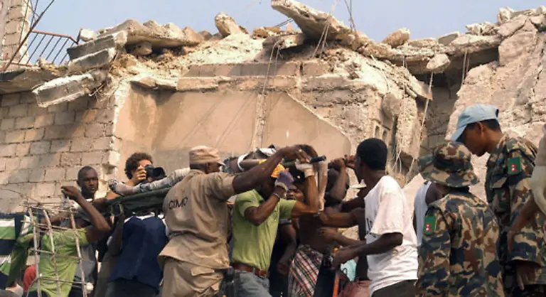 das-Bauarbeiter-gerade-um-eine-weitere-Etage-erweiterten