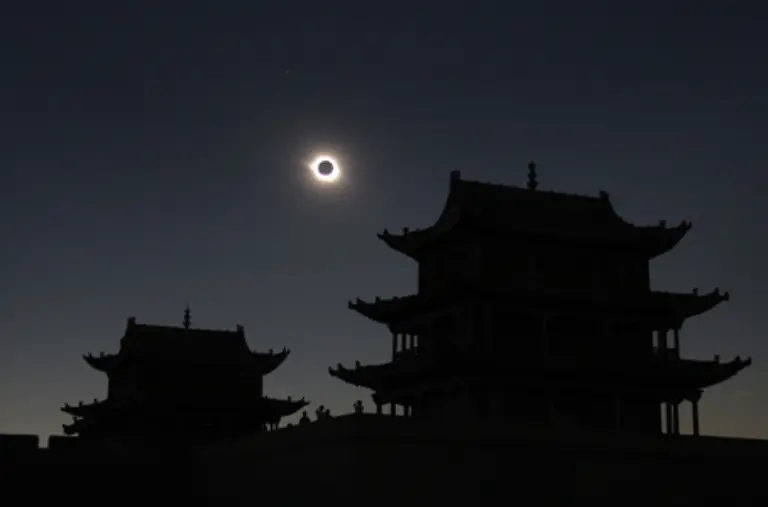 Soweit-die-duesteren-Prognosen-Da-in-der-chinesischen-Philosophie-die-Uebergaenge-von-Schatten-und-Sonne