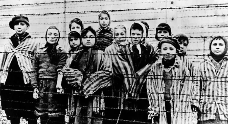 Als-die-alliierten-Truppen-im-Januar-1945-das-Konzentrationslager-Auschwitz-Birkenau-befreiten-fanden-sie-das-Vernichtungslager-in-Aufloesung-vor