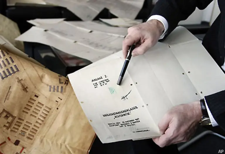 Auf-einem-Dokument-befindet-sich-in-gruener-Schrift-das-Kuerzel-von-Heinrich-Himmler-dem-Chef-Organisator-der-Judenvernichtung-durch-die-Nazis