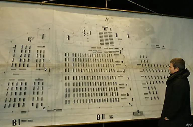 Weder-das-Bundesarchiv-noch-das-Muenchner-Institut-fuer-Zeitgeschichte-verfuegen-bislang-ueber-derartige-Original-Plaene