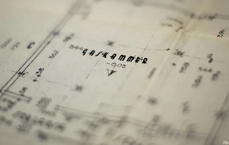 Klar-und-deutlich-steht-auf-einem-der-Plaene-in-einem-kleinen-Anbau-an-dem-lang-gestreckten-Gebaeude-das-Wort-Gaskammer