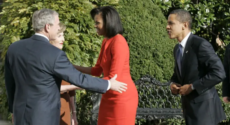 Ein-bisschen-seltsam-ist-die-Atmosphaere-schon-Schliesslich-weiss-jeder-dass-Mr-Obama-Mr-Bush-fuer-einen-ziemlichen-Versager-haelt