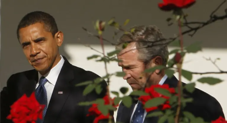 Und-Mr-Obama-bittet-Mr-Bush-noch-ein-paar-Dinge-in-seinem-Sinne-zu-regeln-der-Automobilindustrie-etwa-soll-geholfen-werden