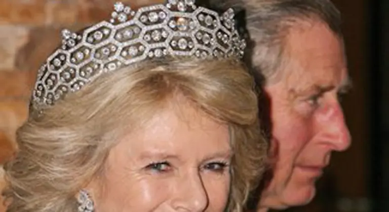 Camilla-hat-ja-auch-schon-mit-Krone-geuebt