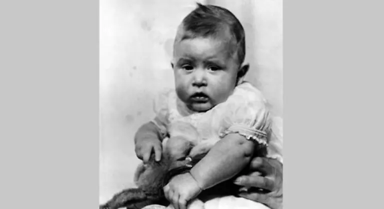 Den-Berichten-nach-tanzten-die-Menschen-in-jener-Novembernacht-in-der-er-als-erster-Sohn-von-Koenigin-Elizabeth-II-auf-die-Welt-kam