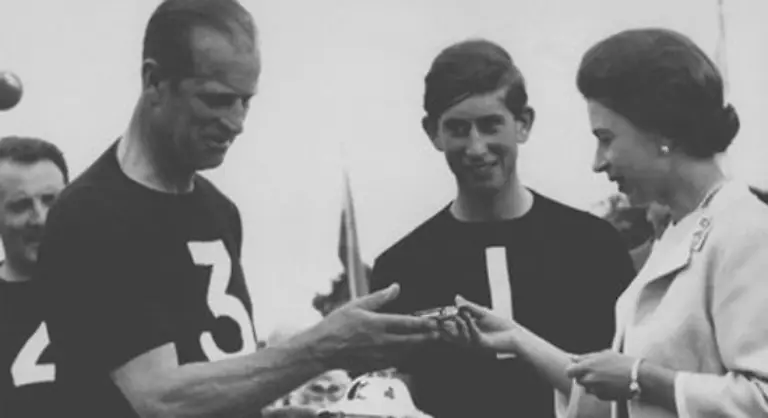 Vielleicht-haftet-Charles-auch-wegen-der-Klagen-ueber-seine-Eltern-das-Image-des-weinerlichen-Prinzen-an