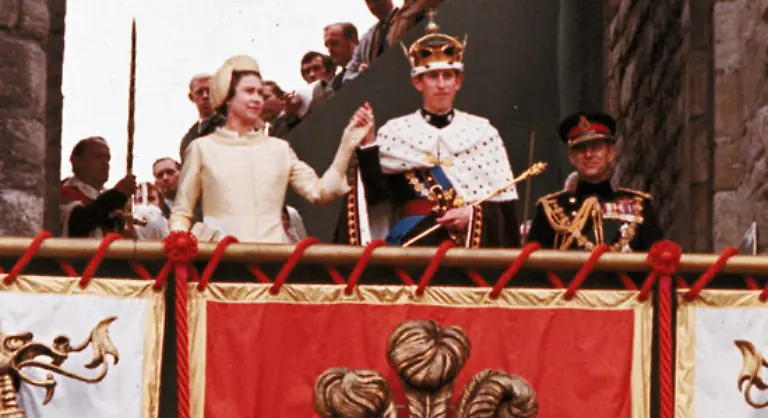 Am-naechsten-Tag-wird-der-Grosse-von-Mommie-gefeiert-Es-wird-ein-glanzvolles-Fest-im-Buckingham-Palace-geben-das-die-Queen-zwar-aus-der-eigenen-Tee-Kasse-bezahlen-soll-von-den-Untertanen-dennoch-kritisch-beaeugt-wird