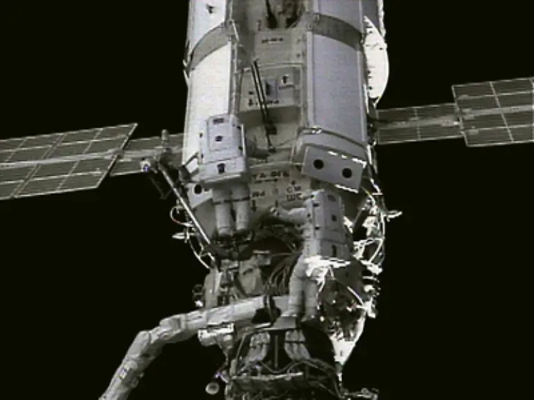 Damit-wurde-am-20-November-1998-der-Grundstein-fuer-den-ersten-internationalen-ausserirdischen-Aussenposten-der-Menschheit-gelegt