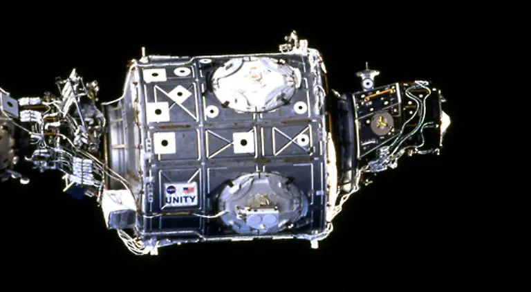 Zwei-Wochen-spaeter-folgte-der-erste-Verbindungsknoten-Unity-Er-wurde-mit-einem-US-amerikanischen-Space-Shuttle-ins-All-geflogen-und-dort-mit-Sarja-verbunden