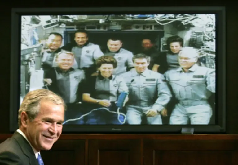 Insgesamt-16-Staaten-sind-an-Finanzierung-Ausbau-und-Reparatur-der-ISS-beteiligt-Vor-allem-die-amerikanische-NASA-die-russische-Raumfahrtagentur-Roskosmos-und-die-europaeische-Weltraumagentur-ESA-sind-Initiatoren-des-Projekts