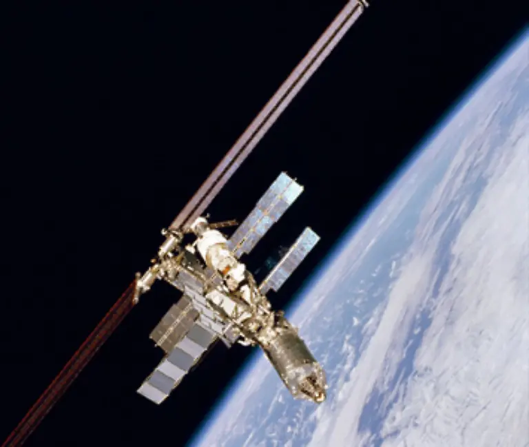 Die-derzeit-300-Tonnen-schwere-Raumstation-kreist-in-fast-350-Kilometern-Entfernung-und