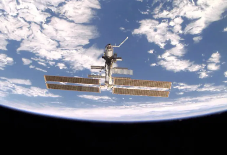mit-einer-Geschwindigkeit-von-28-000-Kilometer-pro-Stunde-um-die-Erde-Fuer-eine-Erdumrundung-braucht-die-ISS-rund-90-Minuten