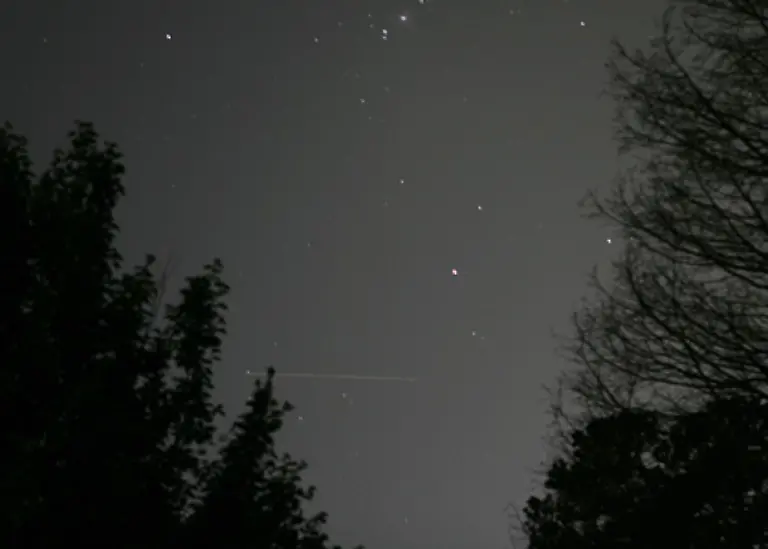 Bei-klarer-Sicht-koennen-Sachkundige-die-Spuren-der-Internationalen-Raumstation-mit-blossem-Auge-am-Himmel-entdecken