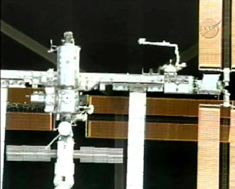 Die-Station-wird-ausschliesslich-mit-Solarstrom-betrieben-Dafuer-wurden-Sonnensegel-mit-80-Metern-Spannweite-an-die-Station-gebaut