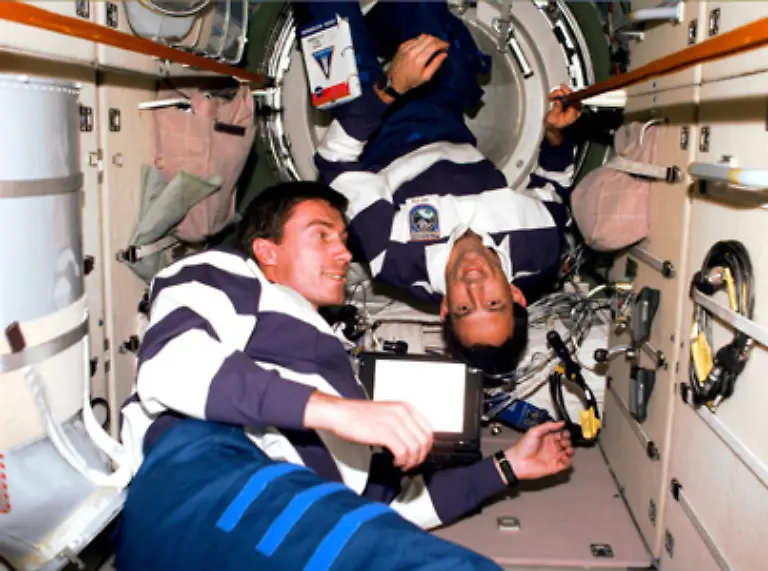 Seit-November-2000-ist-die-Raumstation-staendig-mit-zwei-bis-drei-Astronauten-besetzt