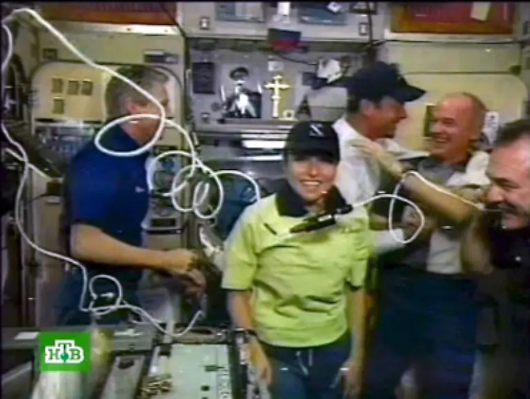 Darunter-auch-sechs-Weltraumtouristen-die-sich-fuer-je-zwanzig-Millionen-US-Dollar-das-Abenteuer-Weltall-gegoennt-hatten-Anousheh-Ansari-besuchte-2006-die-Crew-der-ISS