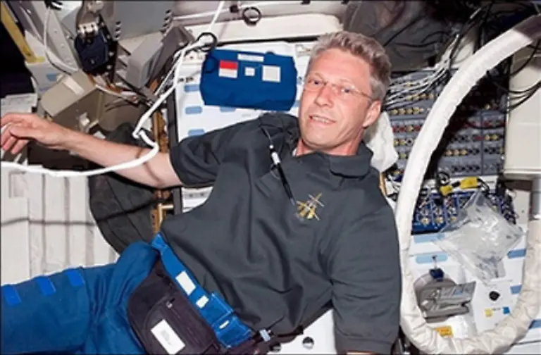 Der-Deutsche-Astronaut-Thomas-Reiter-lebte-und-arbeitete-von-Juli-bis-Dezember-2006-als-Mitglied-der-Langzeitbesatzung-ISS-Expedition-13-an-Bord-des-groessten-Weltraumlabors