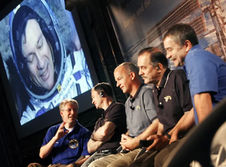 Die-Astronauten-der-verschiedenen-Laender-werden-nach-ihrer-Rueckkehr-als-moderne-Helden-gefeiert-die-ueber-ihre-Erfahrungen-im-All-berichten-muessen