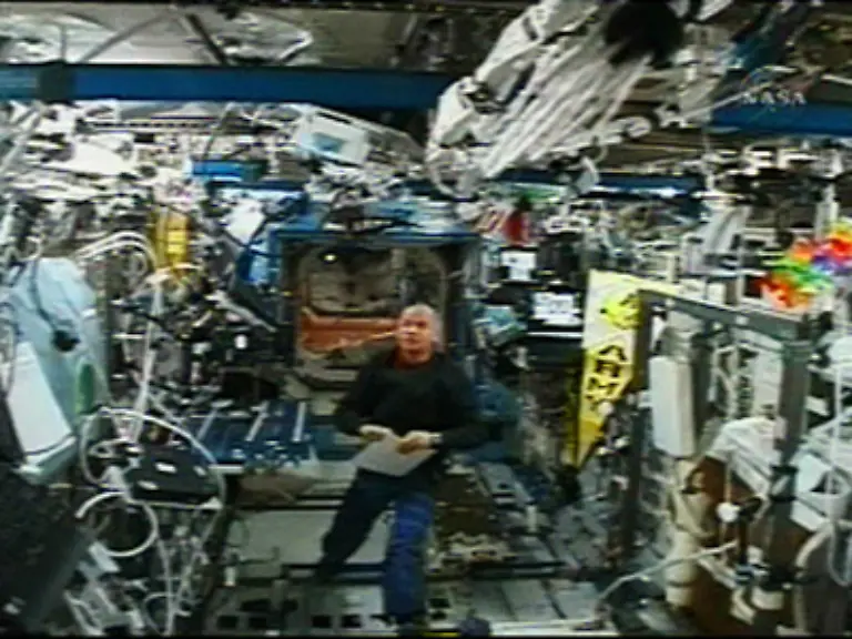 Der-Platz-im-Inneren-der-Raumstation-ist-begrenzt-und-alles-andere-als-wohnlich-Neben-zahlreichen-Steuerelementen-und-raumfassender-Labortechnik-muessen-sich-die-Astronauten-oftmals-monatelang-in-der-Schwerelosigkeit-zurecht-finden