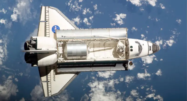 Damit-genug-Platz-fuer-eine-sechskoepfige-Crew-ist-hat-die-Raumfaehre-Endeavour-kurz-vor-dem-10-Geburtstag-der-Raumstation-14-5-Tonnen-Material-zum-Ausbau-mitgebracht-Darunten-befinden-sich-auch-neue-Schlafkabinen