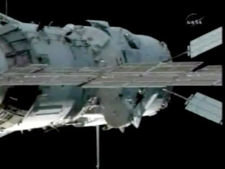 Eine-seiner-Hauptaufgaben-bestand-in-der-Muellentsorgung-denn-durch-das-zunehmende-Gewicht-verlor-die-Raumstation-bestaendig-an-Hoehe