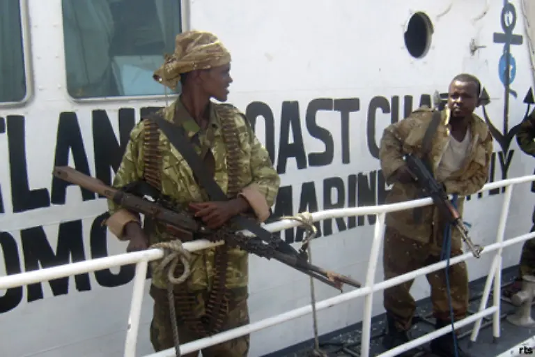 Die-Aufloesung-der-staatlichen-Strukturen-und-die-herrschende-Gesetzlosigkeit-machen-viele-Regionen-zu-einem-idealen-Standort-fuer-Piraten-In-Puntland-werden-die-lokalen-Machthaber-sogar-beschuldigt-mit-den-Seeraeubern-gemeinsame-Sache-zu-machen