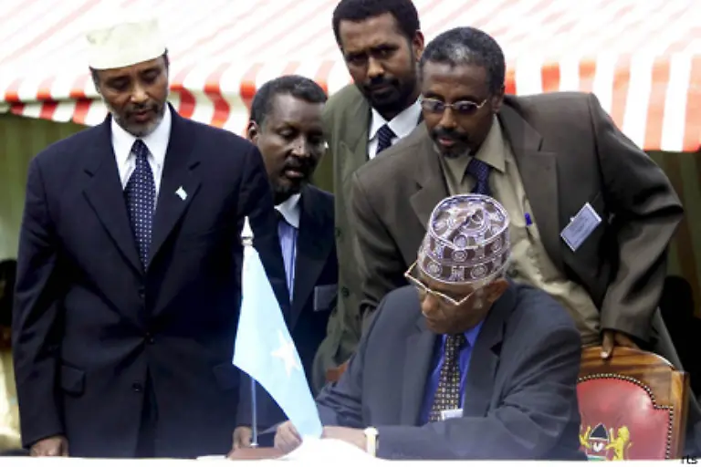 Nach-schier-endlosen-Kaempfen-gab-es-2004-zwar-eine-Uebereinkunft-zwischen-Warlords-und-buergerlichen-Politikern-eine-Uebergangsregierung-zu-bilden-Die-so-geschaffene-Regierung-konnte-die-Zentralgewalt-jedoch-nie-an-sich-bringen