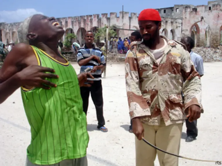 und-auch-eine-zentrale-Gerichtsbarkeit-existiert-nicht-Stattdessen-uebernehmen-lokale-traditionelle-Koerperschaften-oder-islamische-Gerichte-die-Rechtsprechung