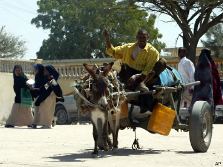 Es-gibt-kaum-fliessend-Wasser-selbst-in-den-Staedten-muessen-die-Menschen-weite-Wege-auf-sich-nehmen-um-sich-mit-Wasser-zu-versorgen