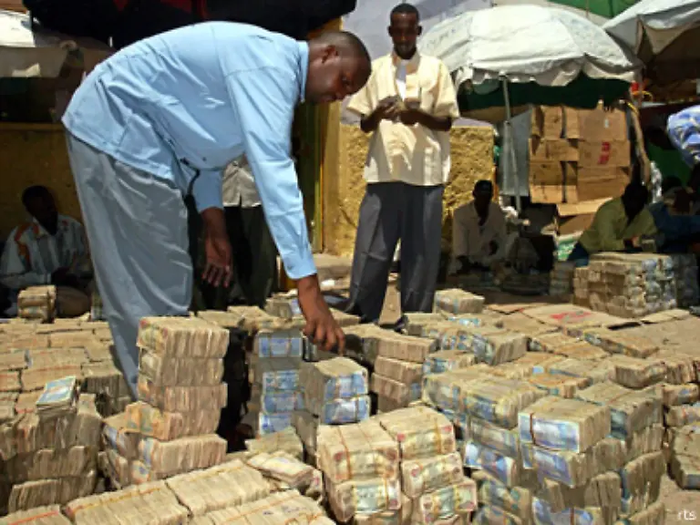 Einzig-Wechselgeschaefte-und-die-Kommunikationsbranche-sind-wegen-der-wachsenden-somalischen-Diaspora-relativ-gut-entwickelt-Ein-Grossteil-der-Somalier-ueberlebt-nur-aufgrund-regelmaessiger-Zahlungen-durch-Verwandte-aus-dem-Ausland