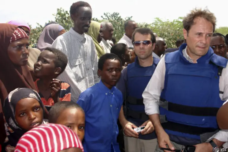 Fuer-die-Mitarbeiter-der-Hilfsorganisationen-gelten-scharfe-Sicherheitsvorkehrungen-Trotzdem-sterben-immer-wieder-Helfer-im-Einsatz-Hier-besucht-UN-Koordinator-Laroche-in-einer-schusssicheren-Weste-ein-Fluechtlingslager