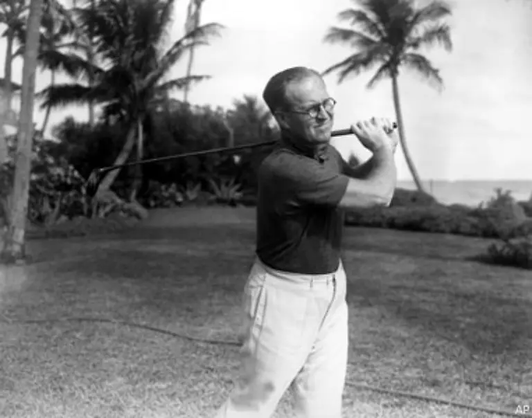 Joseph-Kennedy-erwirbt-ab-1929-mit-Aktienspekulationen-und-offenbar-auch-durch-illegalen-Schnapshandel-ein-Vermoegen-pflegt-intensive-Kontakte-zur-Mafia