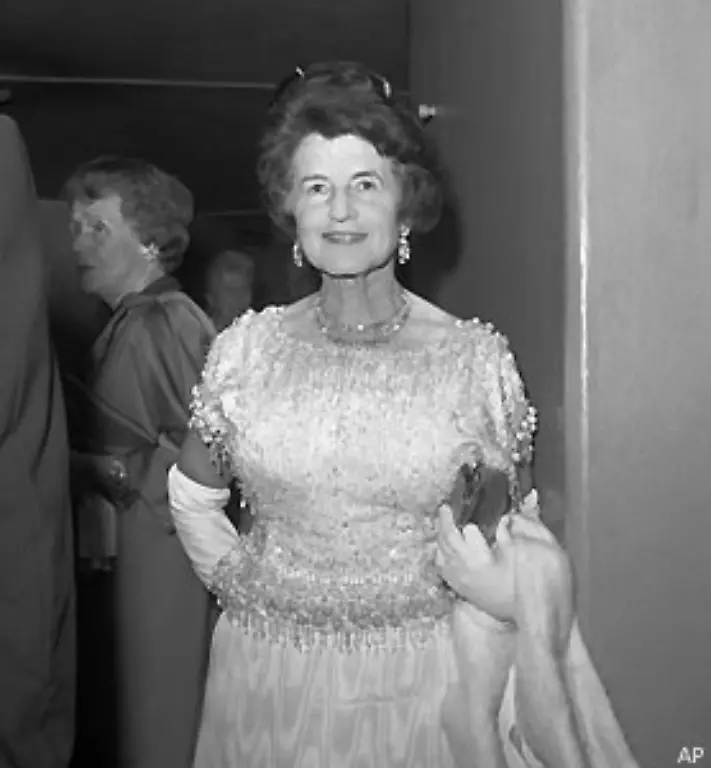 Ehefrau-Rose-leidet-still-und-gebiert-neun-Kinder-die-sie-nicht-eben-liebevoll-aber-leistungsorientiert-erzieht