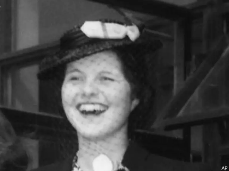 Die-aelteste-Tochter-Rosemary-kommt-moeglicherweise-leicht-geistig-behindert-zur-Welt-1941-wird-sie-operiert-um-sie-sexuell-ruhigzustellen-dabei-erleidet-sie-schwere-Hirnschaedigungen-Schwer-behindert-verbringt-sie-ihr-Leben-in-einer-Heilanstalt