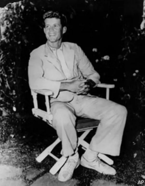 Nicht-zuletzt-deshalb-beginnt-John-Fitzgerald-Kennedy-trotz-seiner-labilen-Gesundheit-mit-dem-Aufbau-einer-politischen-Karriere-Er-arbeitet-als-Journalist-wird-ins-Repraesentantenhaus-gewaehlt