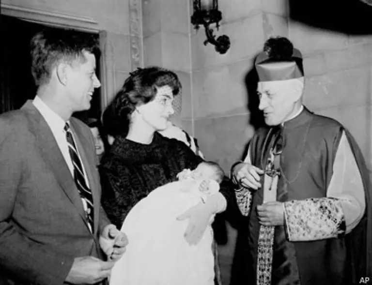 1957-kommt-schliesslich-Caroline-Bouvier-Kennedy-zur-Welt-Jackie-hat-zu-diesem-Zeitpunkt-schon-die-Strategie-der-Kennedy-Frauen-uebernommen-sie-verschliesst-die-Augen-vor-den-zahlreichen-Frauengeschichten-ihres-Mannes