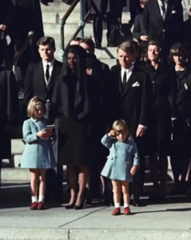 Das-Bild-des-kleinen-John-F-Kennedy-Jr-der-vor-dem-Sarg-seines-Vaters-salutiert-geht-um-die-Welt