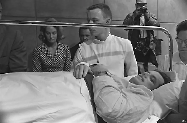 1964-entkommt-der-juengste-Bruder-Edward-Kennedy-bei-einem-Flugzeugunglueck-nur-knapp-dem-Tod