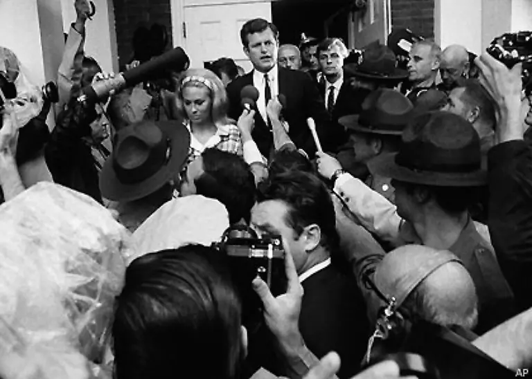 Kennedy-bekennt-sich-vor-Gericht-der-Fahrerflucht-schuldig-und-wird-zu-zwei-Monaten-Haft-auf-Bewaehrung-verurteilt-Mit-Kopechnes-Familie-einigt-er-sich-aussergerichtlich-nach-Zahlung-von-50-000-Dollar-aus-seiner-Versicherung-und-90-904-Dollar-aus-seinem-Privatvermoegen