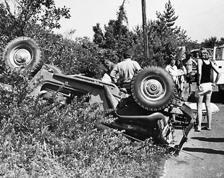 Doch-1973-schlaegt-das-Schicksal-erneut-zu-Joseph-verunglueckt-mit-dem-Auto-seine-Mitfahrerin-Pam-Kelly-ist-seitdem-gelaehmt-Du-traegst-eine-besondere-Verantwortung-Liebe-dein-Land-hatte-Robert-seinem-aeltesten-Sohn-nach-JFKs-Tod-geschrieben