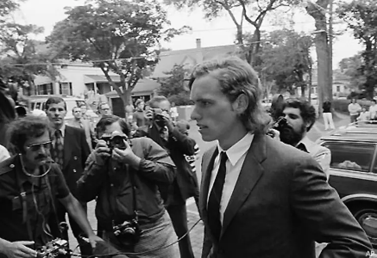 Die-Kennedys-kaufen-sich-mit-einer-Million-Dollar-frei-von-jeder-Verantwortung