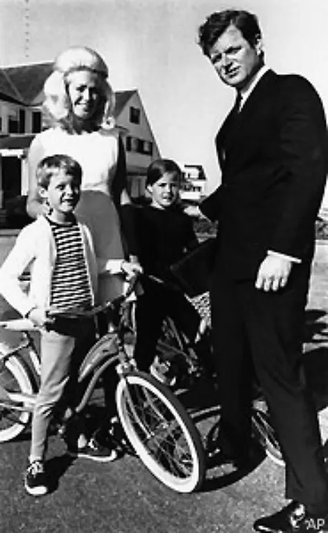 Zu-diesem-Zeitpunkt-ist-Edward-Kennedys-Frau-Joan-laengst-alkoholabhaengig-er-selbst-hat-einen-Ruf-als-durch-Bars-und-Schlafzimmer-ziehender-Lebemann