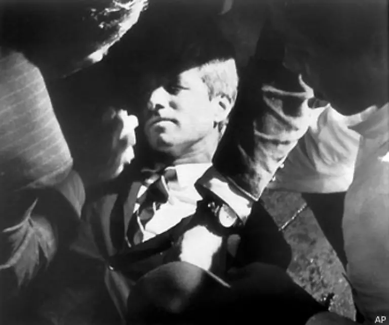 Er-war-als-13-Jaehriger-in-einem-Hotelzimmer-in-Los-Angeles-vergessen-worden-wo-er-stundenlang-und-fassungslos-den-Mord-an-seinem-Vater-im-Fernsehen-betrachtet-hatte