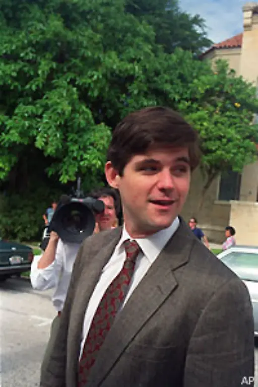 1991-steht-Edward-Kennedys-Neffe-William-Kennedy-Smith-wegen-Vergewaltigung-auf-dem-Familienbesitz-in-Palm-Beach-Florida-vor-Gericht-Er-wird-freigesprochen