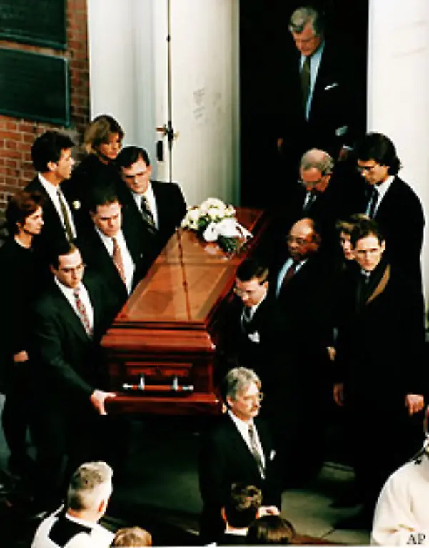 1995-stirbt-Rose-Kennedy-im-Alter-von-104-Jahren-sie-ueberlebt-vier-ihrer-neun-Kinder-und-auch-vier-Enkel-Ihre-letzten-elf-Lebensjahre-verbrachte-sie-nach-einem-Schlaganfall-in-geistiger-Umnachtung