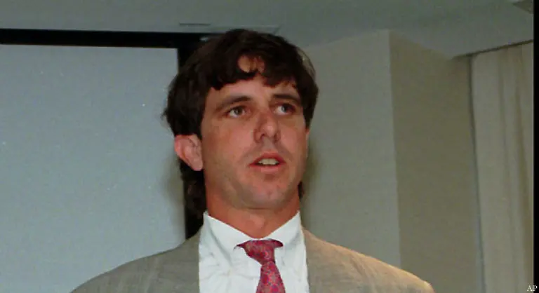 Einer-sicheren-Verurteilung-wegen-Vergewaltigung-entgeht-er-nur-weil-das-Maedchen-und-seine-Eltern-nicht-gegen-ihn-aussagen-Anschliessend-begibt-er-sich-wegen-Alkoholismus-in-Behandlung