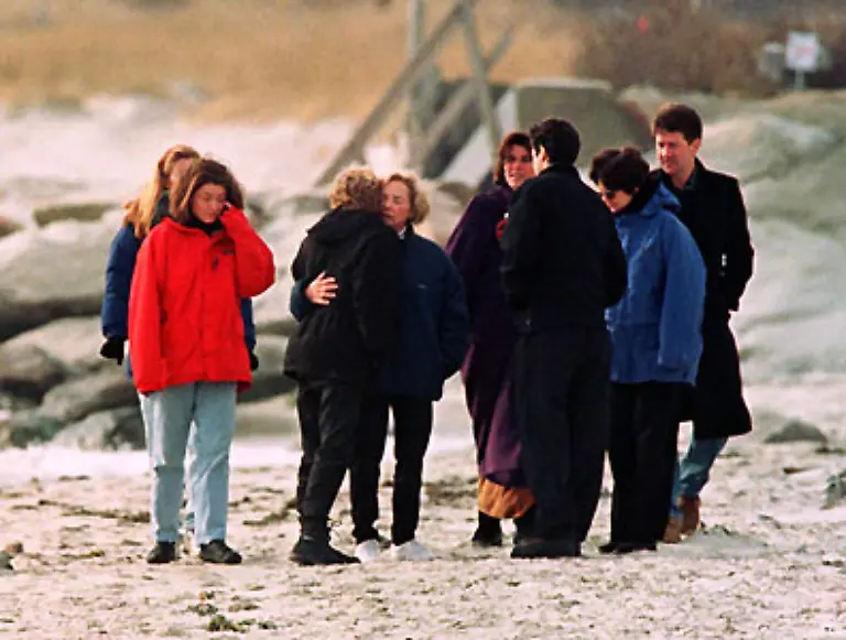 Wieder-trifft-sich-auf-dem-Familien-Sitz-die-inzwischen-weit-verzweigte-Verwandtschaft-um-einen-Kennedy-zu-beerdigen