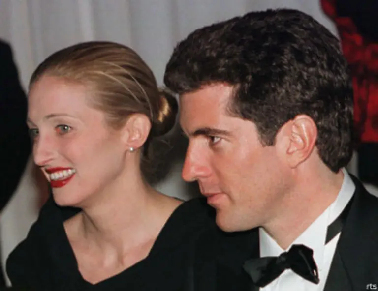 John-F-Kennedy-jr-genannt-John-John-seit-Kindheitstagen-eine-Art-Kronprinz-der-Kennedys-fliegt-von-New-Jersey-aus-mit-seiner-Ehefrau-Carolyn-Bessette-und-seiner-Schwaegerin-Lauren-zu-der-Hochzeit